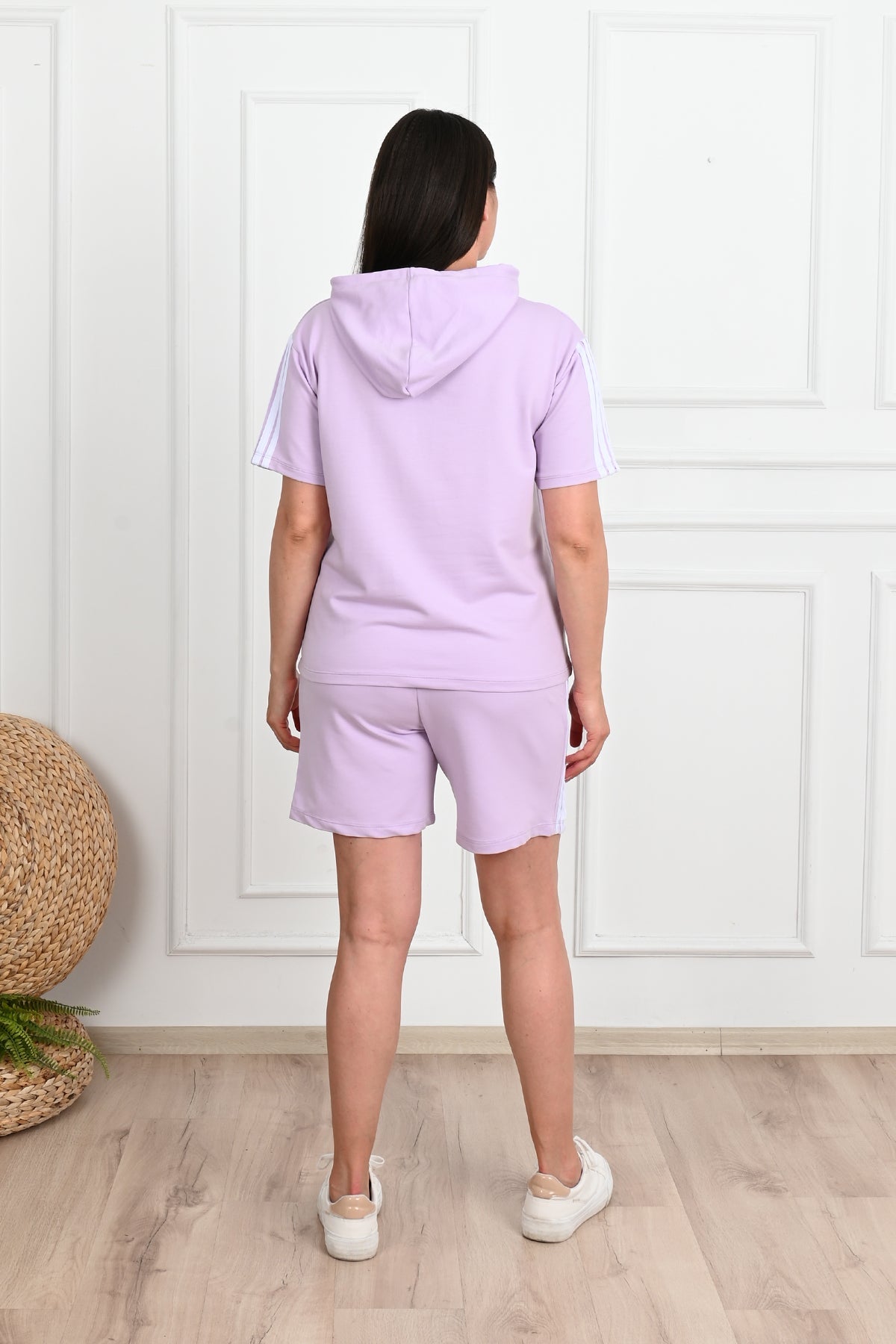 Trening dama marimi mari cu dungi si pantaloni scurti